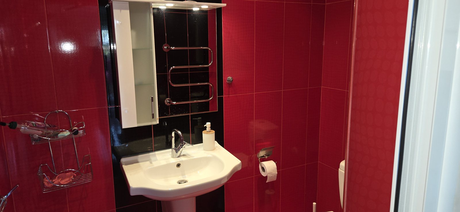 Photo 080 · Bathroom with basin and red tiles