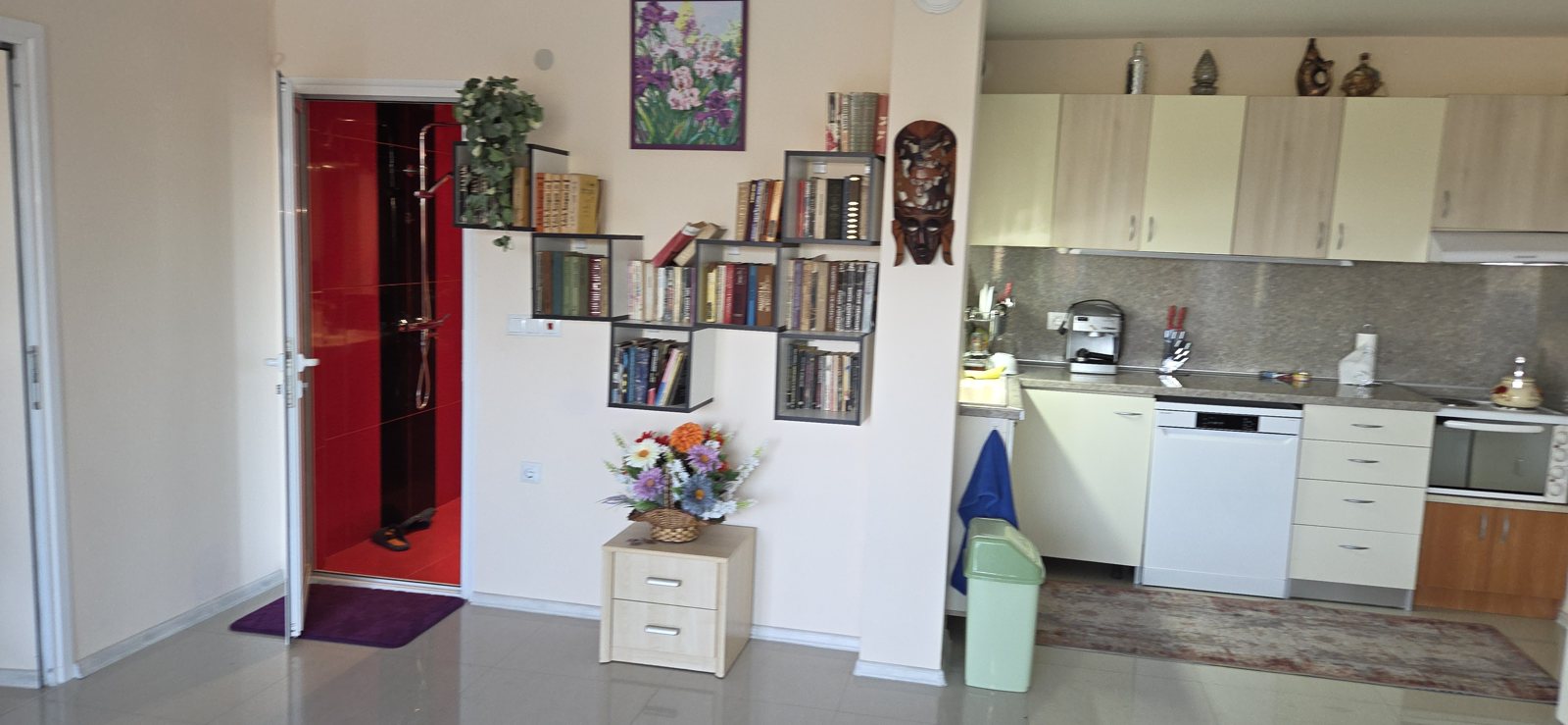 Photo 078 · Kitchen, bookshelf and decorative details